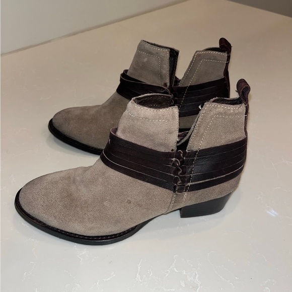 Gorgeous light brown suede booties - Picture 3 of 6